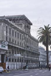 Image du Maroc Professionnelle de  Le boulevard Mohammed V (ex la gare). A droite le marché central de Casablanca figé depuis les années 30, il dispose de 3 entrées faisant face à l'hôtel Lincoln (immeuble Bossonneau) un des premiers bâtiment de 4 niveaux du boulevard de la gare (actuel boulevard Mohammed V) est abandonné aux intempéries depuis plusieurs années, un échafaudage est en cours d'installation contre la façade. Petit à petit L’hôtel Lincoln quitte ce monde. Construit par des matériaux poreux et sans étanchéité au début du 20e siècle. Déjà en 1989 suite aux accidents qui ont causé des morts et plusieurs blessés, le bâtiment a été vidé avec cessation de toute activités des commerces et cafés. Dimanche 11 Février 2007. (Photo / Abdeljalil Bounhar)